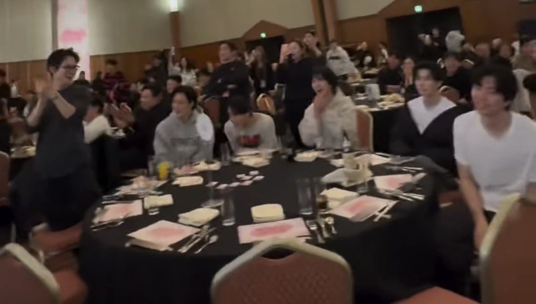 jampinelee's tweet image. เหมือนรอบนี้มีกินเลี้ยงรวมของ sm ด้วย ละสมาชิกโต๊ะนี้มี

น้องเล่อ เจโน่ มาร์ค อินจุน แจมิน จอห์นนี่ ♡

ㅠㅠㅠㅠㅠㅠㅠㅠㅠ แจมินนั่งข้างพี่จอห์น ฮึงแง