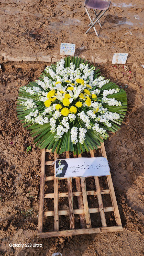 shimababaeii's tweet image. این پدر و دختر را در مشهد کشتند.
#علی_جاوید (متولد۶۶) 
۱۸دی، در خیابان هفت‌تیر مشهد با گلوله کشته شد. 
دخترش #شیوا_جاوید متولد ۱۴مرداد۸۶
همان شب ناپدید و پیکرش بعد از روزها سرگردانی 
با صورت غرق در پانسمان و با تاریخ مرگ ۱۹دی پیدا شد.
آرامگاهشان: بهشت رضا، بلوک۵۰، ردیف۳۰، قطعه۱۵