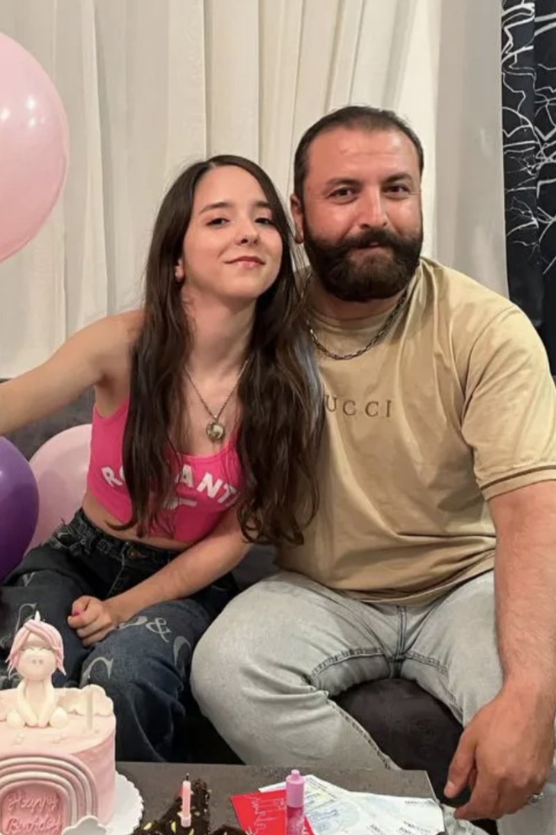 shimababaeii's tweet image. این پدر و دختر را در مشهد کشتند.
#علی_جاوید (متولد۶۶) 
۱۸دی، در خیابان هفت‌تیر مشهد با گلوله کشته شد. 
دخترش #شیوا_جاوید متولد ۱۴مرداد۸۶
همان شب ناپدید و پیکرش بعد از روزها سرگردانی 
با صورت غرق در پانسمان و با تاریخ مرگ ۱۹دی پیدا شد.
آرامگاهشان: بهشت رضا، بلوک۵۰، ردیف۳۰، قطعه۱۵