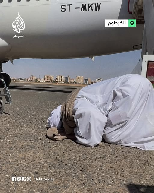 SudanTrends's tweet photo. أحد ركاب طائرة سودانير يسجد لله شاكرًا عقب هبوط الطائرة بمدرج #مطار_الخرطوم . https://t.co/L8GAMKNGi8