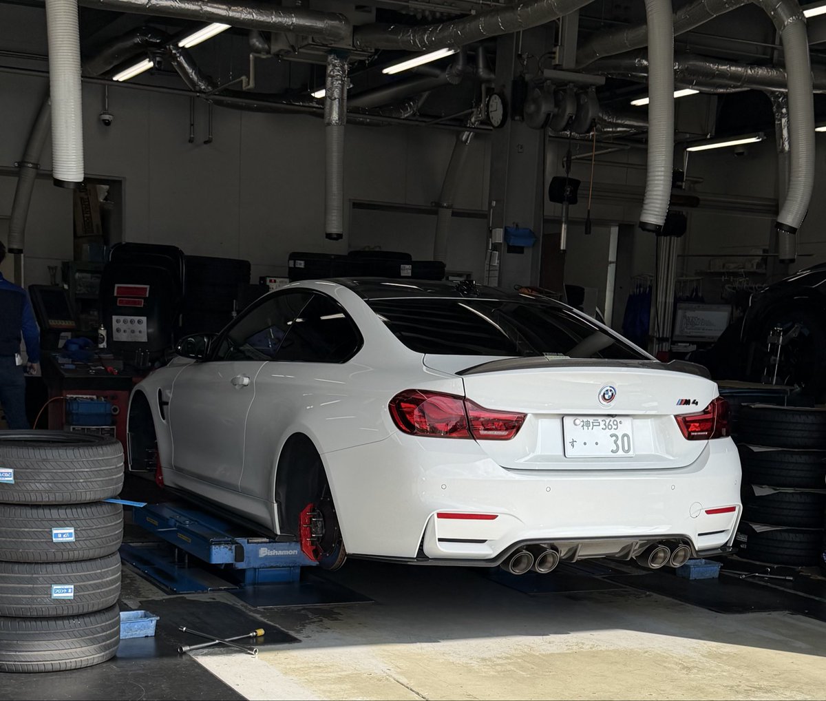 F82_3c30's tweet photo. #クルマバカ

今日は久しぶりのお休みの日

なので以前から延期していたバッテリーと
タイヤの交換を敢行！

両方で60渋沢さんが出て���かれました…

明日から暫くは「水と塩」で生活しなきゃw https://t.co/6brRjJPKRv