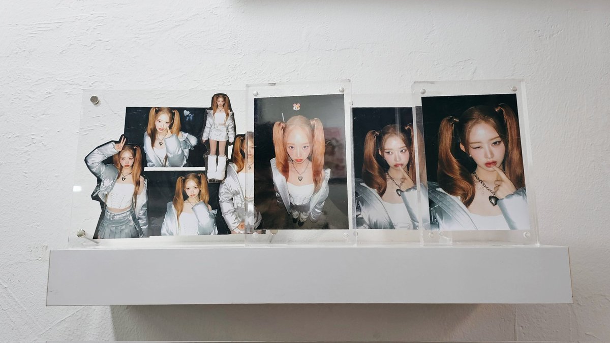 pororiJ's tweet photo. 산타레이가 맞이하는 곳❤️ 곳곳에 느좋 사진을 테마별로 전시하셨는데 넘 예뻤어요🫶 다른분들에게 피해주지 않는 선에서 열심히 찍���봤어요☺️

#THE_Sweetest_REl_of_2026
#IVE #아이브 #REI #레이 #레이생카
@HBD_REI0203 https://t.co/l8uZAfLGUY