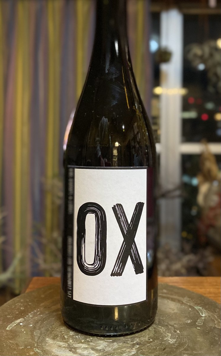 Vin de France Alexandre Michel et Elsa Caselli Les Lendemains qui Chantent OX 2021 外観は濃いめの黄金。香りの前面に酸化のニュアンス。黄桃、アプリコット、リンゴ。ナッツ。コリアンダーなどスパイスもあり複雑。飲むと酸はやや高く、シェリーのような風味。余韻が長い。品種はシャルドネ。