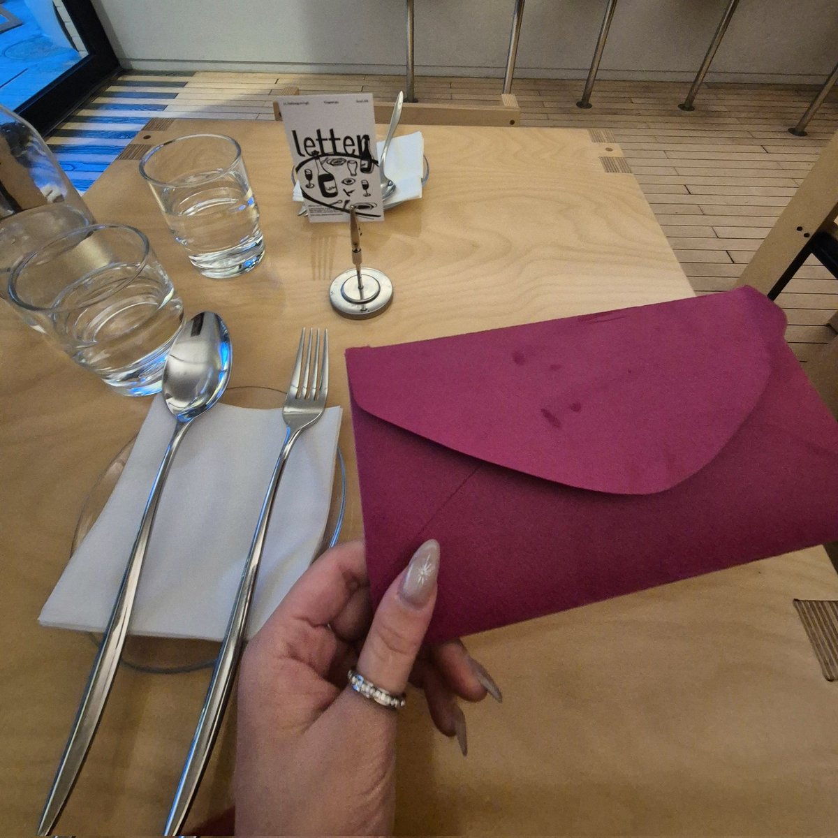 📍해방촌 레터

가게 이름처럼 메뉴판이 편지지에 담겨있는 게 너무 기욥다 ...💌
화이트 라구 파스타
살치살 스테이크
산토리 하이볼
다 너무 맛있었어서 다음에 또 갈고임 .ᐟ.ᐟ🖤