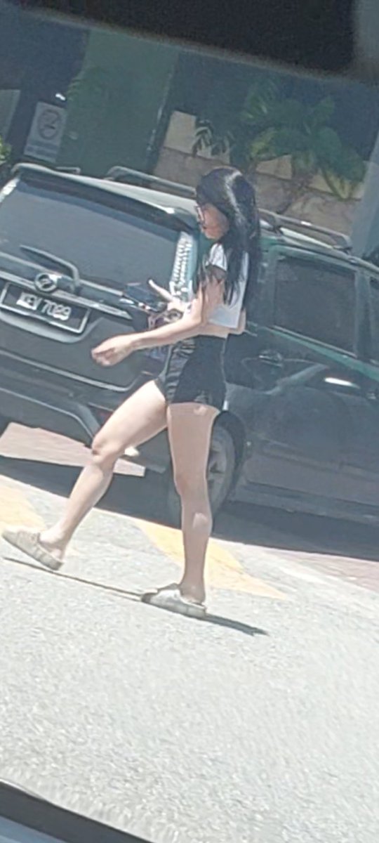 Bbiuah's tweet photo. 满街上露屁屁这样逛很爽对吧母狗，内心一定很希望被干吧 https://t.co/xHAS3RUoBB