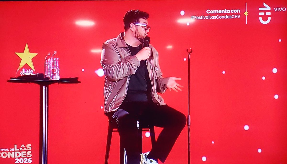 LaCon_Sentida's tweet photo. Son más 10:30 de la mañana y los fachos sigue llorando por la rutina de 
Luis Slimming 😂😂😂
Pucha que son GRAVES !! 

#FestivalLasCondesCHV
#DonComedia 
#lluvia https://t.co/X0AMnIr0kM