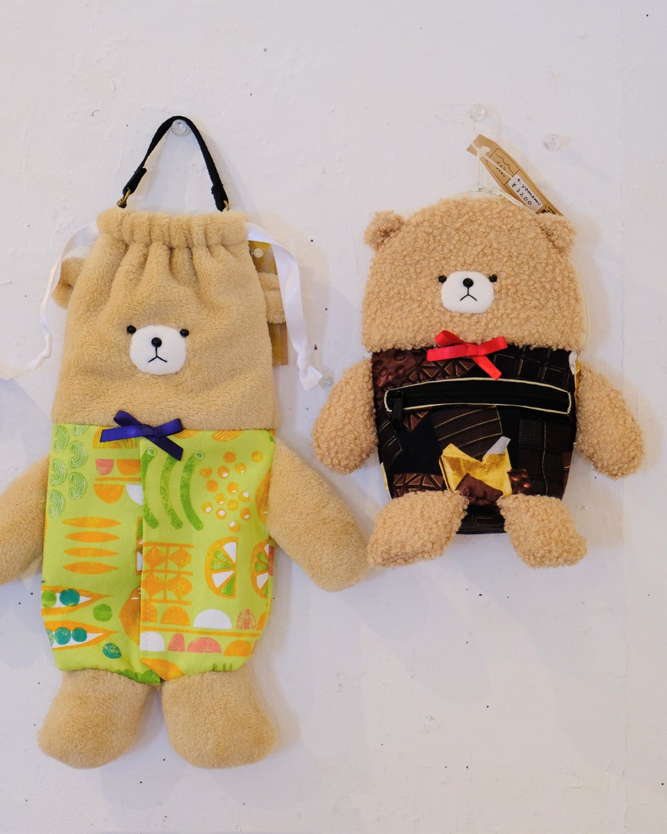 info_nounours's tweet photo. #くまこれ 
店頭販売は終わりましたが、DM通販受付中なので気になるものがあったらぜひ☺️

・yamamoさんのティッシュケース＆ペンポーチ
・ｍａｃａｒｏｎｉさんのくまぴろちゃんマスコットとお顔ポーチ
・nonpickaさんのブローチたち
・strawberry bearさんのキルトバスケット https://t.co/rhhGt17Qc0