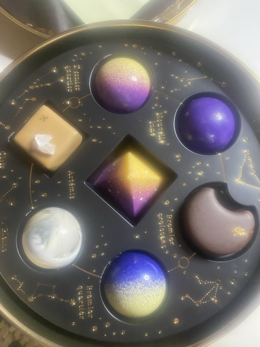 1205yo's tweet photo. なんか高級チョコ貰った🍫 https://t.co/pkxd8vXhgD
