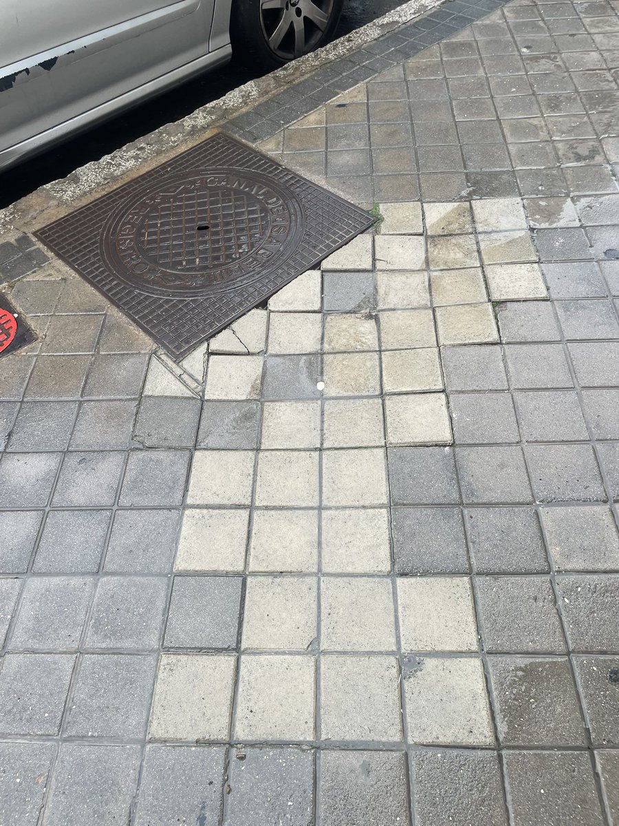 beallamazar's tweet photo. Calle Isla de Arosa 47 a 39. El pavimento también necesita reparacion https://t.co/rYBiZkTpfi