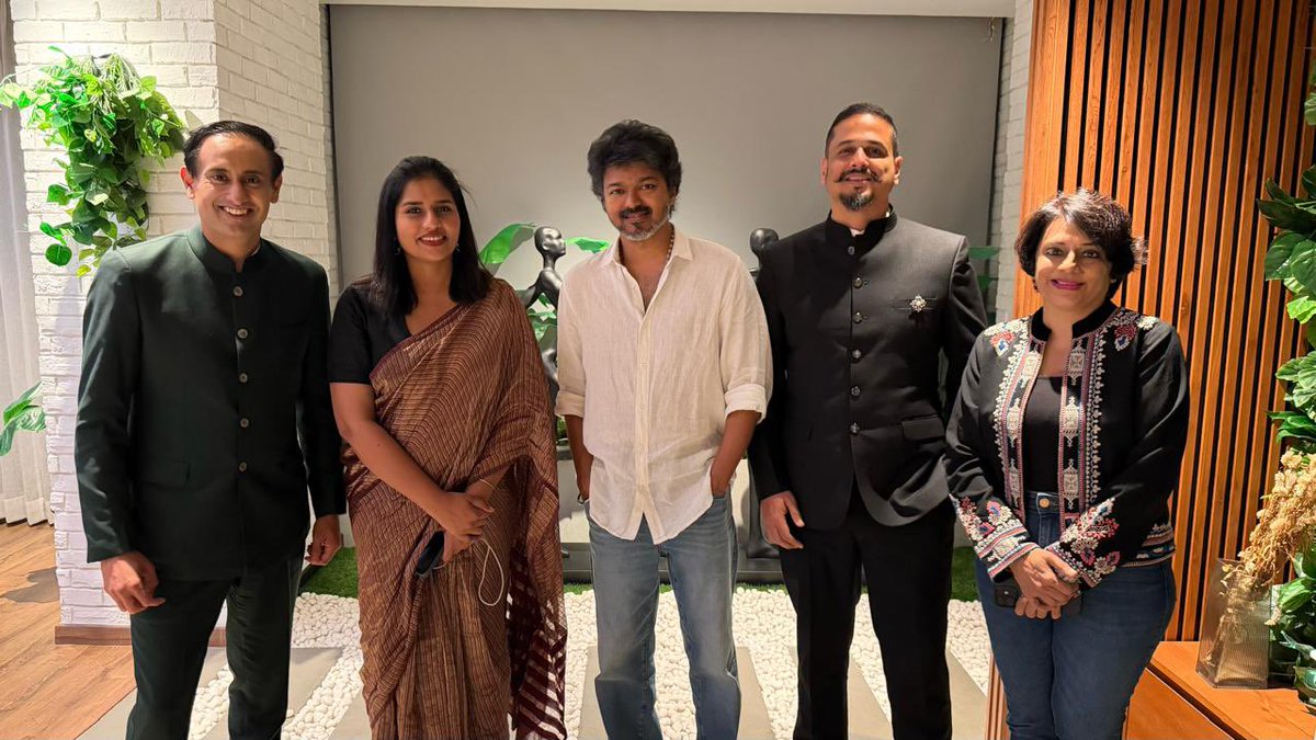 rshrivigneshwar's tweet photo. Shame on @ndtv! 

TN CM, Deputy CM, Ministers&amp;Opposition Leader came to your conclave like dignified leaders.

But for an unelected actor who hasn't won a single vote, you sent your entire team to his house?

Is this journalism or fan service? Insult to democracy&amp; constitution? https://t.co/tGWnvNqRq3