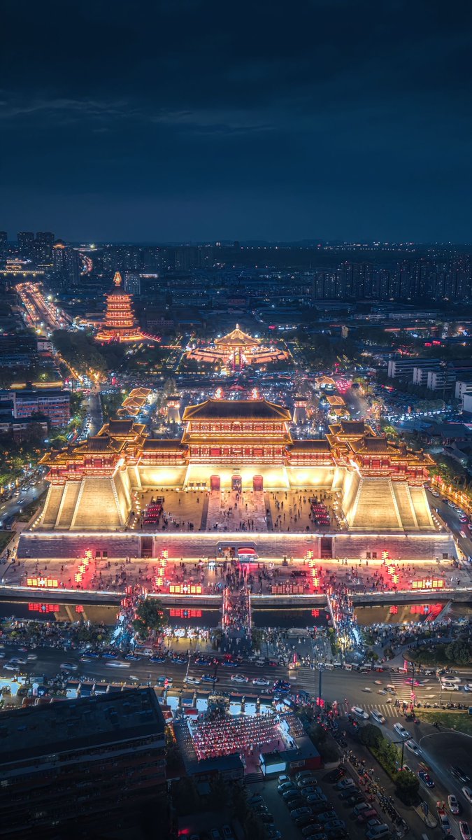 TripInChina's tweet photo. Luoyang at night. https://t.co/7QpLOcF9d2