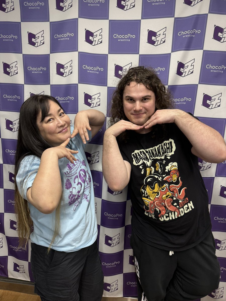 MegaSPS's tweet image. finally, i met @EmiSakura_gtmv ! we talked about her exhibition match at the beginning of the show. today during chris &amp;amp; akki’s tag match emi sat in the empty seat in front of me as a fan then after the match ended gave me the empty seat for the main event!
#さくらえみ
#chocopro