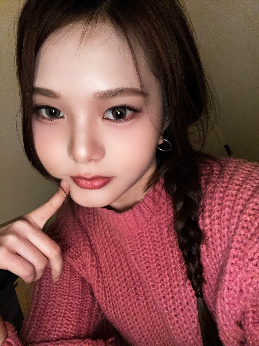 [#LingLing]

 오늘은 딸기💖

#KIIRAS #키라스 
#링링