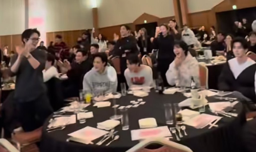 나진짜재민이 후드 지퍼라도 올려주고싶어 혼자 오브제처럼 앉아잇는거 너무신경쓰여서