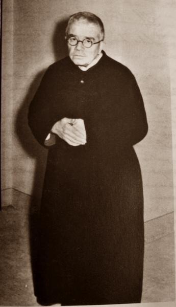 ZDzienniczka's tweet photo. Proroctwo o św. Janie Pawle II

Nazwiskiem Dolindo Ruotolo jest podpisana prorocza wiadomość z dnia 2 lipca 1965 dotycząca obalenia komunizmu przez polskiego papieża (jej autentyczność poświadczył słowacki biskup Pavel Hnilica).

Maryja do duszy. Świat idzie ku zatracie, ale Polska, jak w czasach Sobieskiego, dzięki pobożności do Mojego serca będzie dzisiaj jak tamci w liczbie 20 tysięcy, którzy uratowali Europę i świat przed turecką tyranią. Polska uwolni świat od najstraszliwszej tyranii komunistycznej. Pojawi się nowy Jan, który w heroicznym marszu rozerwie kajdany i pokona granice narzucone przez komunistyczną tyranię. Pamiętaj o tym. Błogosławię Polskę. Błogosławię ciebie. Błogosławcie mnie. Ubogi ksiądz Dolindo Ruotolo – ulica Salvator Rosa, 58, Neapol.