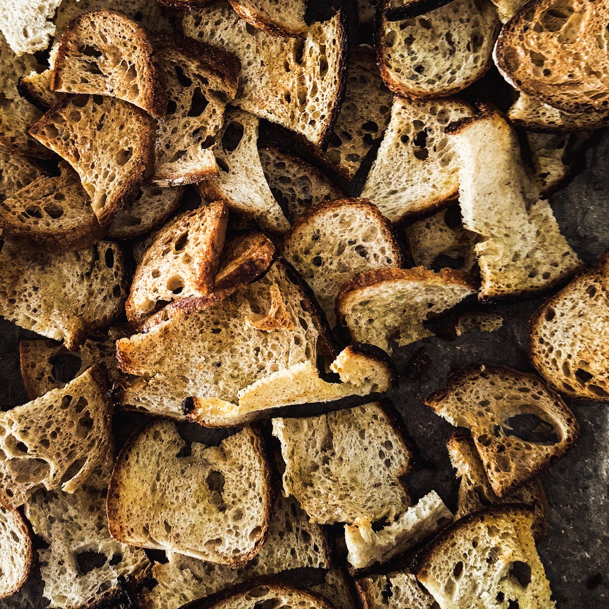 Knusprige Brotchips aus dem Ofen sind der perfekte Snack - wann immer eine Schale davon am Tisch steht, ist sie im Handumdrehen leer. Brotreste in dünne Scheiben schneiden. Mit Olivenöl beträufeln, Salz, Knoblauchpulver oder Chiliflocken drauf, und bei 160° ~20 min lang rösten.