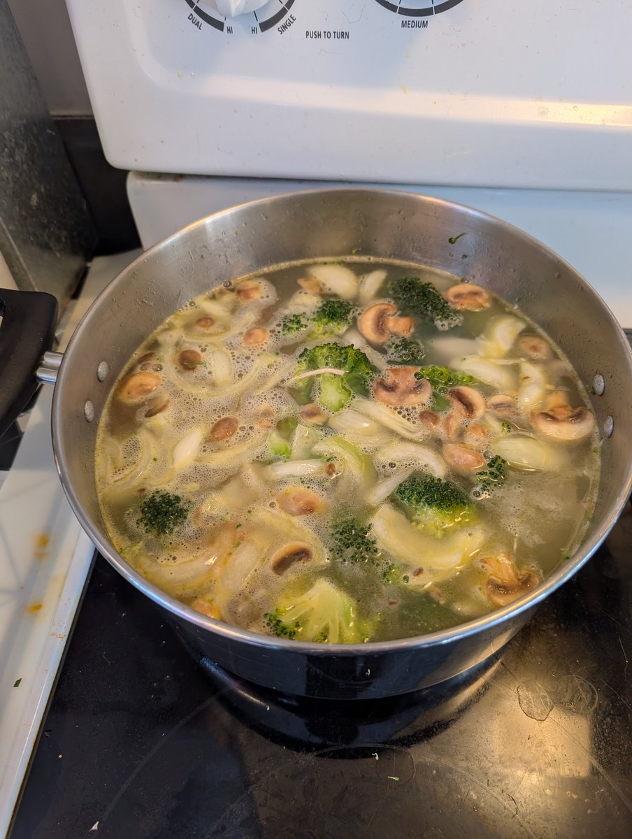 👧ちゃんが産まれてからほぼ毎日土日お休み関係なく朝は5-7時に起きる（起こされる）。ちょっと眠い時もあるけど生活リズムが一定になってるし早起きで時間があるので朝に家事をまとめてできるし良いこと尽くめかも、眠いけど😪今朝は朝からキッチン周りの掃除とシチュー作り👨‍🍳