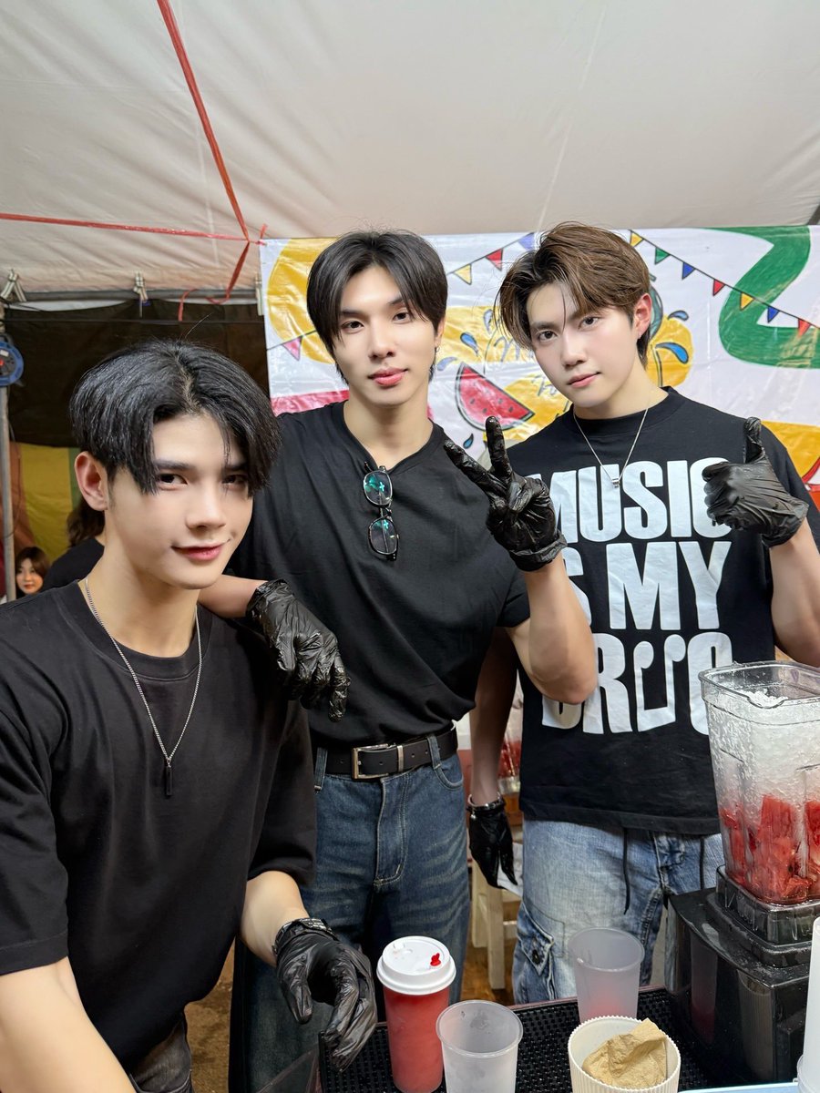 พ่อค้าแตงโมปั่นหล่อ แอบเอามาบอกต่อค่ะ 😉✨

มาเจอ 3 หนุ่ม “หล่งลี-อาร์ม-ท้อป” ได้ที่งาน #เกษตรแฟร์69 ที่บูธ M195 ได้นะค้าาา 🍉

#longlee #armchaiyapat #topsumethee 
#KongThupsArtist