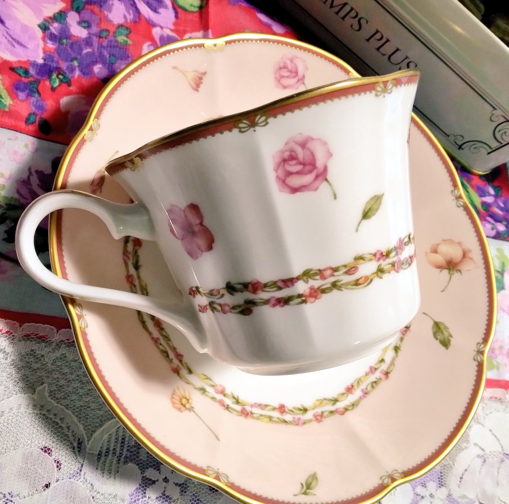 頂き物のめっちゃ美味しくて缶が素敵なクッキーとマドレーヌ、自前のは六花亭のチーズサブレとケンテルさんのパウンドケーキ。全部好き。
そしてやはりボラボラ感がない！
ティーカップ、薔薇だけかと思いきやさりげなく桜っぽい模様があるのが好き。
#あわいの民エアお茶会