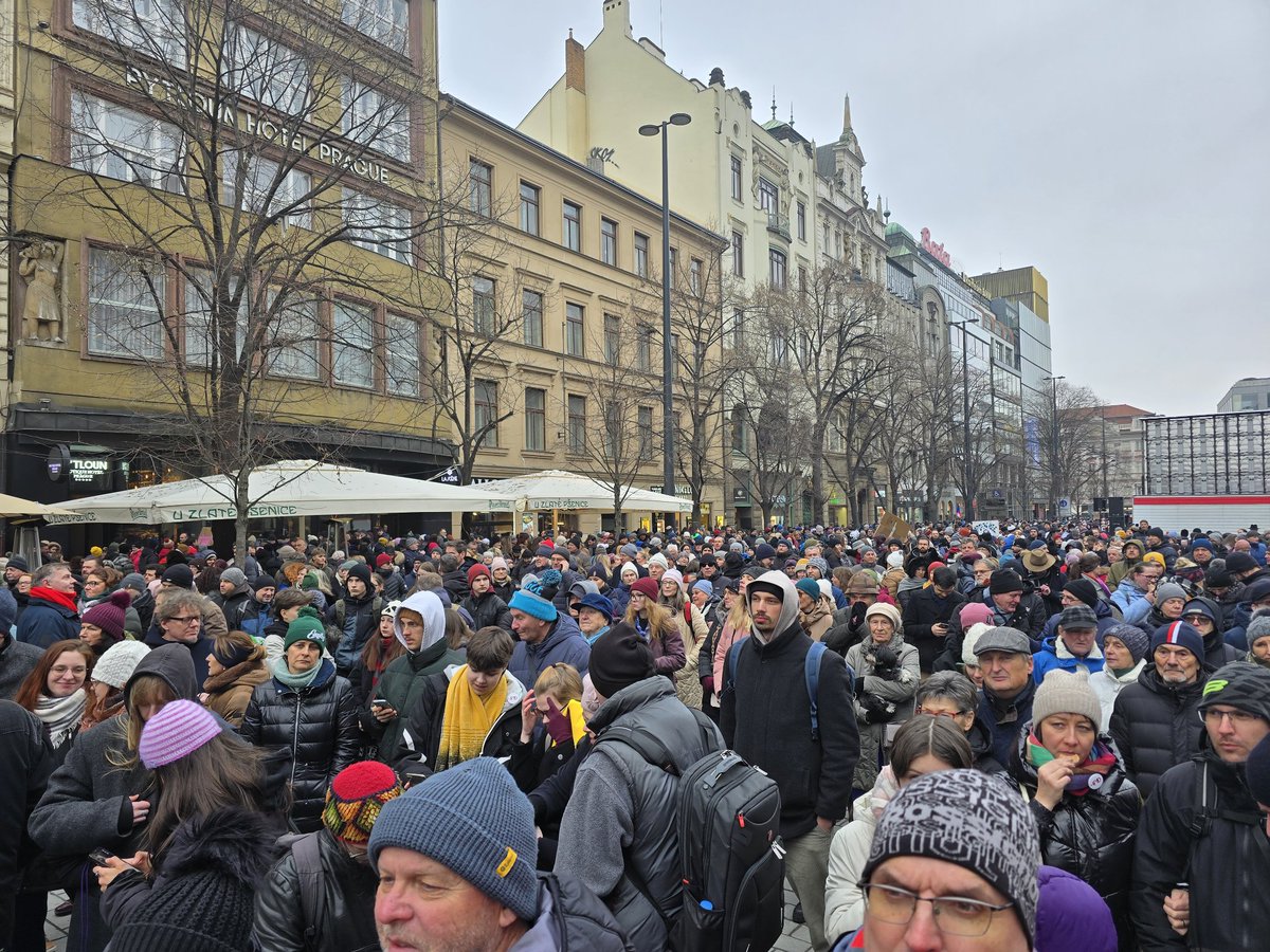 Václavák. I tady se to solidně plní...

#StojimeZaPrezidentem