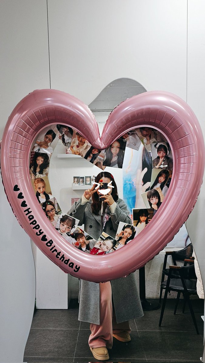 pororiJ's tweet photo. 특전도 다 귀여웠어요! 럭드는 종이 스코터? 나왔어요^^ 포토존에서 한컷>_< 헤헤💕 https://t.co/ObF4fWRHpZ
