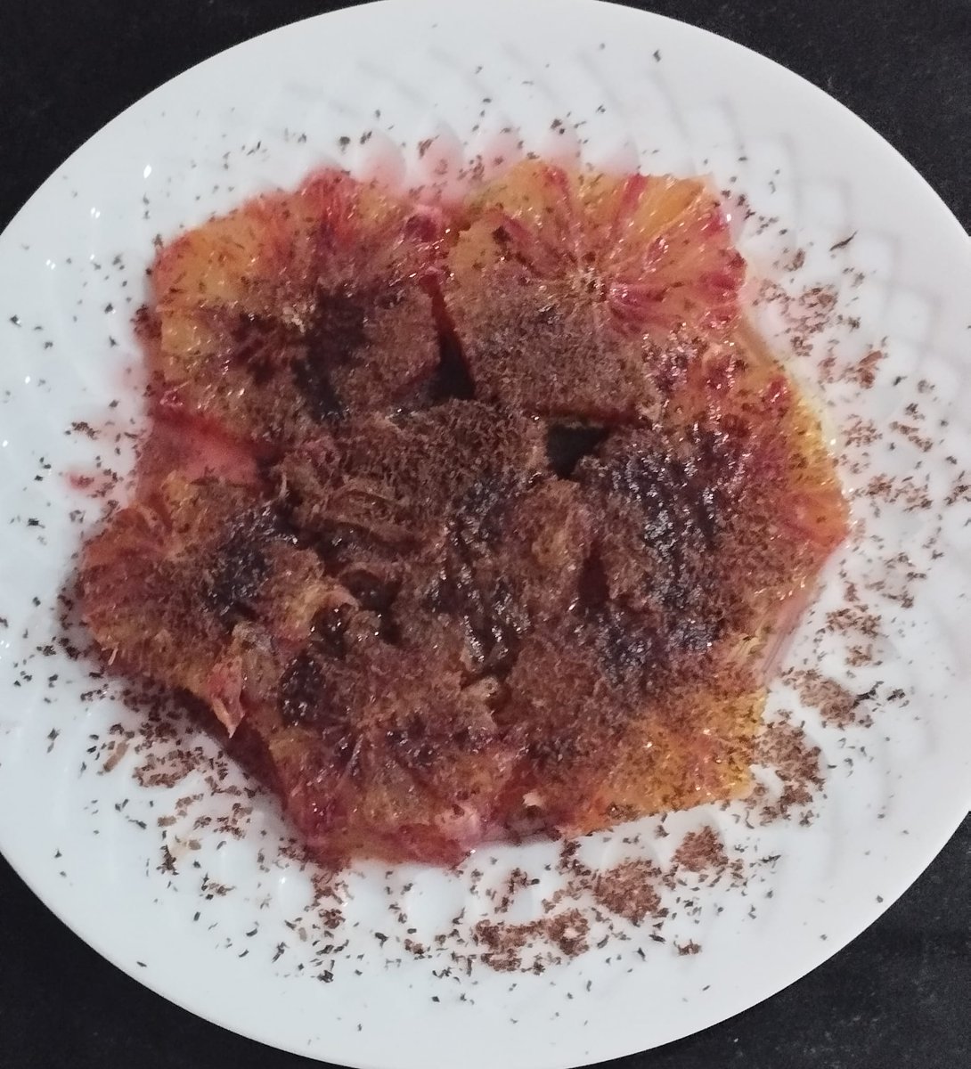 Celebrando Alcaraz. Mini blinis con salmón ahumado y mantequilla ahumada, nunca me cansa. Patatas azules, origen Francia y no mejora las peruanas, con langostinos de las Coruñesas, muy buenos estos. Pechuga Villaroy más convincente. Naranja sanguina con especias y miel.