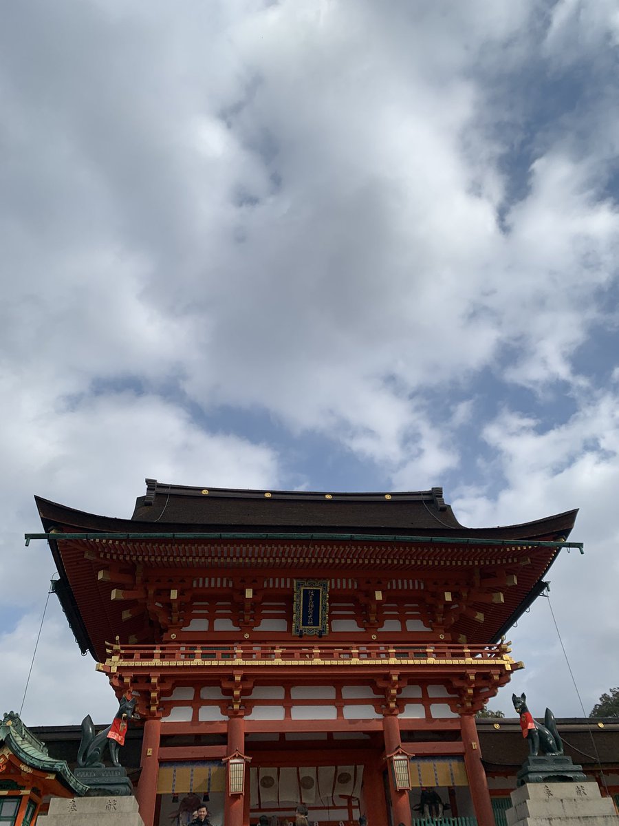0818_tora's tweet photo. 今日は初午との事で伏見稲荷大社へお詣り
沢山の参拝の人で一杯
目的のしるしの杉
売り切れ😂 https://t.co/bM6IzJSkA3