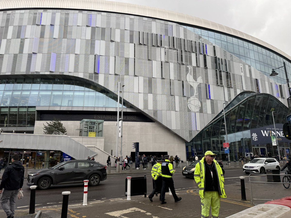 SamBIitz's tweet photo. Arrived for Spurs vs Man City. 

On the train down, saw one Spurs fan in a Ginola shirt shout ‘Come on City’ and ‘Up the Blue Moon’ - before another Spurs fan bit back to remind him the team could do with a win to avoid relegation fears.

Could be a strange atmosphere again. https://t.co/sOKf4bzlPv