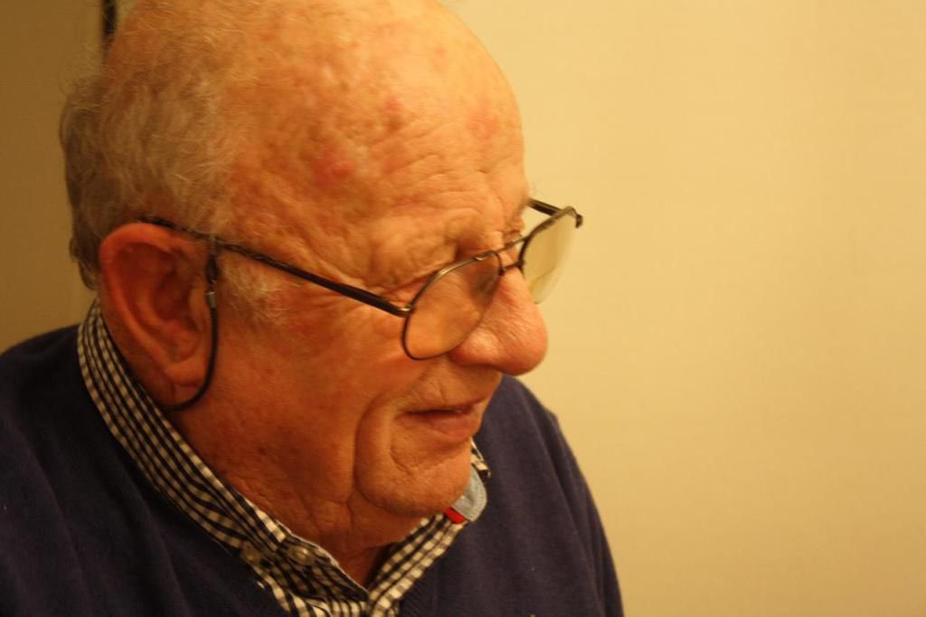 Queridos amigos, familiares y colegas:

En el momento de la partida de mi padre, sus mensajes, llamadas y enormes muestras de cariño, nos han abrazado con calidez.

Mi padre, ese hombre chillanejo, valiente y sencillo, que amaba la naturaleza, los libros, y sobre todo a su