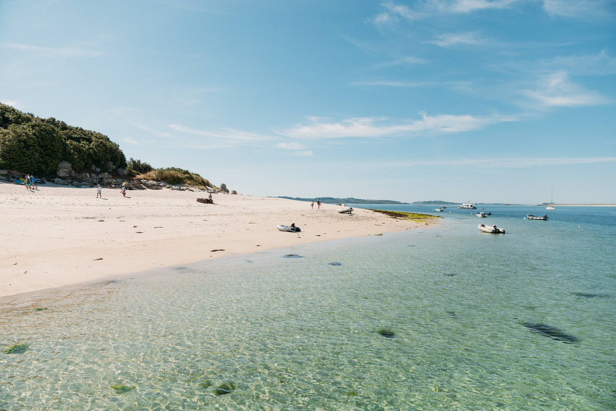 IOSTravel's tweet image. Some places have a way of calling you back 🌊
The Isles of Scilly are one of them.

Maybe it’s the crystal-clear waters for your morning swim, endless coastal walks, or that café with familiar faces you always see.

What keeps you coming back?

#IslesofScilly #ScillyMoments