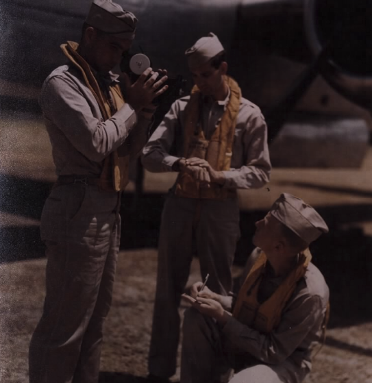 This WWII photo shows a navigator using a sextant. The sextant was the "GPS" of the time. Navigators looked through an eyepiece and used the sun to create an artificial horizon. This early aerial navigation required a lot of patience and math. f3.social/6yca