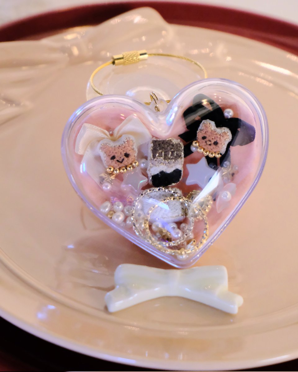 nonpickaさんの
ハートカプセルキーホルダー🧸💗
刺繍パーツは固定されていますが、
封入されている一部のパーツはシャカシャカ動きます✨️
DMにて通販承れます🙌