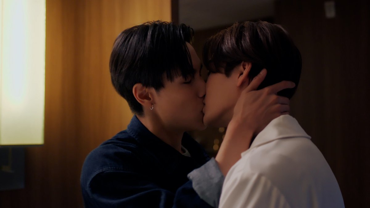 MyRomanceSeries's tweet photo. กรี๊ดดดดด ก๋งไฟเขียวแล้วเริ่มเลยเหร๊อ ไปหมดแล้วสมงสมอง ฮ็อบมากแม่ ไม่ไหวๆ ใครไหวก็ไหว นี่จะเป็นลม เอาไปเลยคับ 2 หมับแบบดับเบิ้ลลลล 😵‍💫😵🫶🏻🤟🏻💕

#MyRomanceScammerEP1
@jnnrrs @Markjrtn https://t.co/7SV0y8t1Kp
