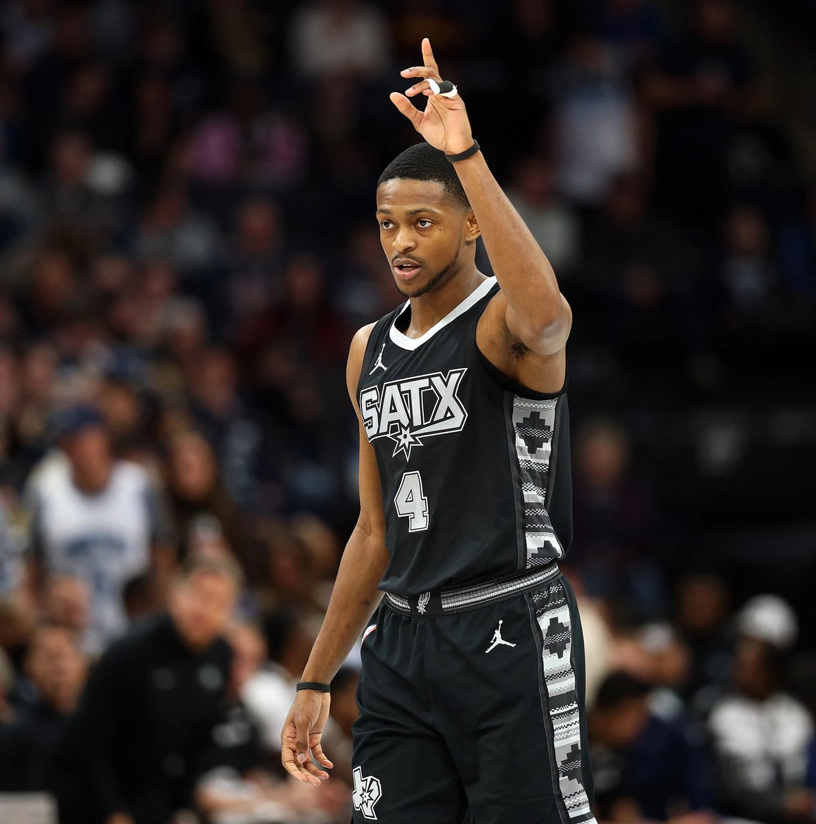 KashyLocks's tweet image. NBA Play #3🏀

De’Aaron Fox “O” 9.5 RA 
#PorVida 

Collab W/@DDOGGSTACKS 🤝📲

Love backing Fox here. He’s gone over in 22 of 39 games this season, averaging 10.2 rebounds + assists on 18.6 RA chances, showing a strong and consistent floor.

Fox’s peripherals back it up too. He’s