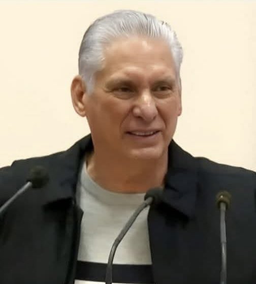 El inepto títere dictador Díaz Canel, presume "logros sociales" superiores a los de Estados Unidos mientras Cuba se hunde en apagones, escasez y éxodo masivo.
¿Será cínico?