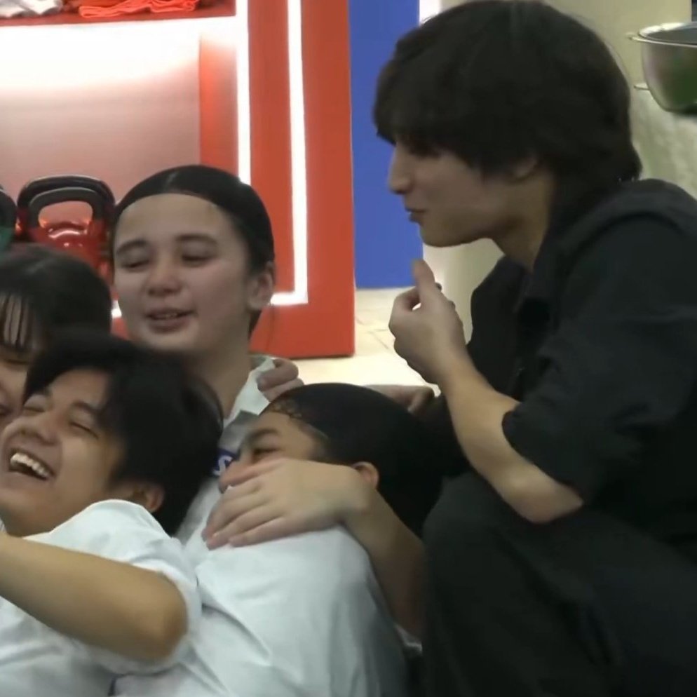 beapotee's tweet photo. for her last day, joaquin just stick by her side, they build a friendship inside the house that would never end. sofia & joaquin my sofquin ship you will never forget! 😭😭🤍
#PBBCollab20Bistro
#sofquin https://t.co/HuAnAgCPep