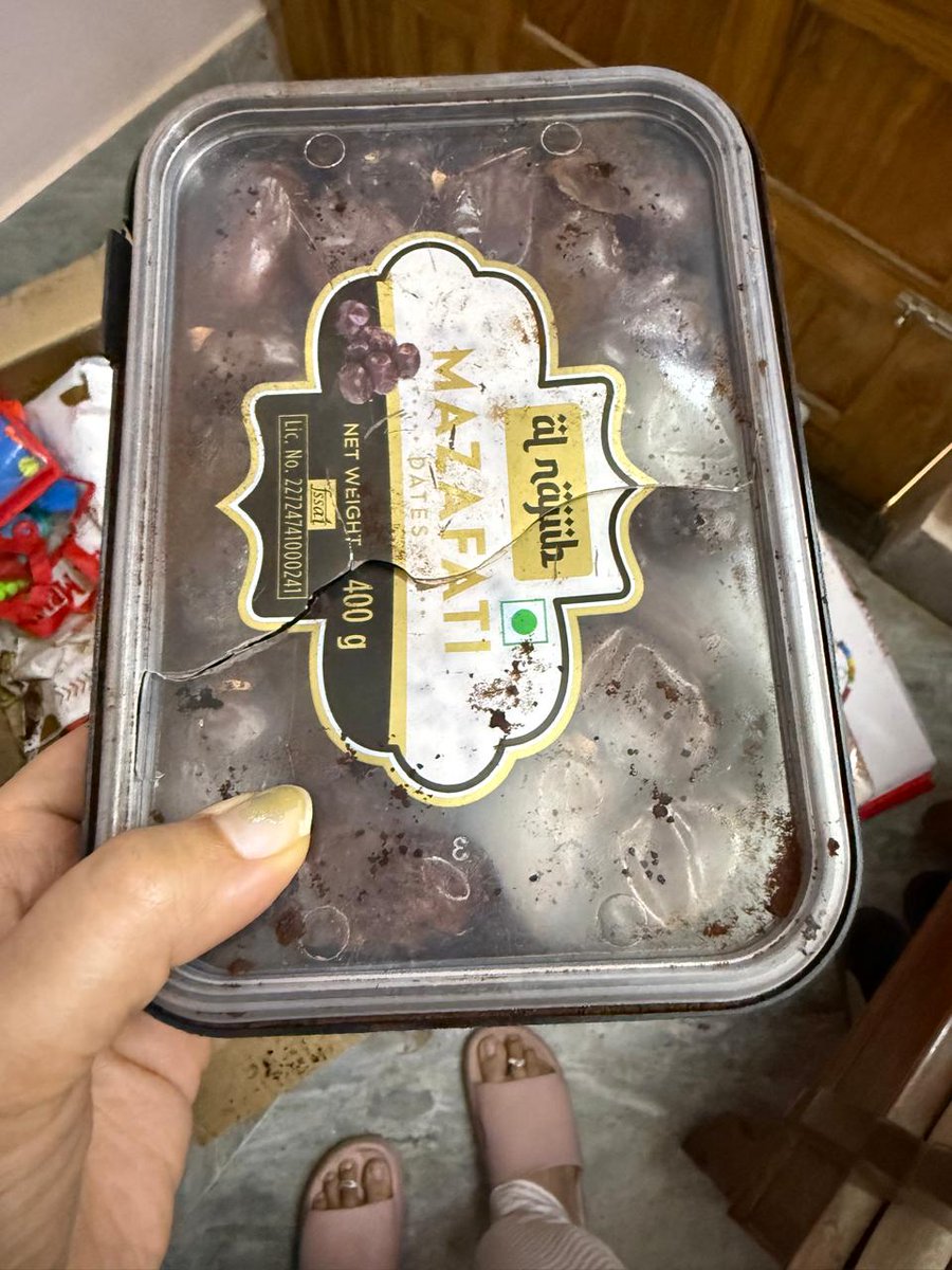 DigvijayDas's tweet photo. @DTDCIndia i had booked a package from BLR to BBI with you and the package is received in extremely bad condition and everything is https://t.co/qKkvgOrpBv this how u handle package after charging  so much.extremely disappointed.please refund the amount and pay the compensation. https://t.co/vN21ltyPy8