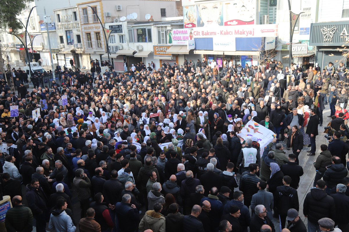 ilketvcomtr's tweet photo. Diyarbakır, Mardin ve İstanbul başta olmak üzere birçok kentte on binlerce kişi 'Rojava ile Dayanışma Günü' için yürüdü

https://t.co/te3YpjiMiI https://t.co/GZj05vn1uD