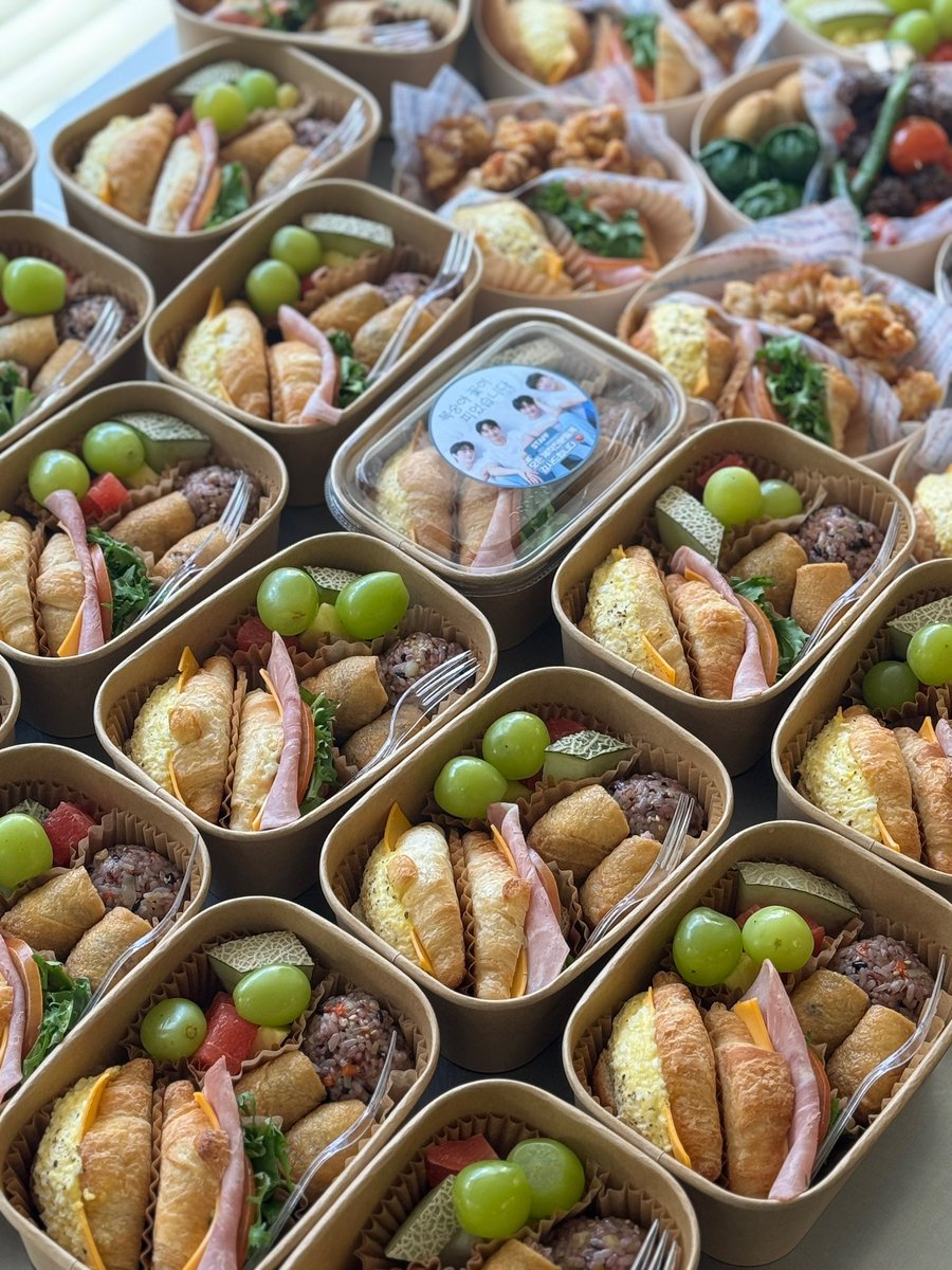 🍑 2026 복숭아 꽃이 피었습니다 팬미팅 🍑 밤공 도시락 서포트

즐거운 시간을 두 번이나 선물해준 복숭아즈와 스탭분들을 위해 준비했습니다🫶🏻
좋은 인연을 만난 것 같아 너무 행복했습니다💓
  
<a href="/Dear_U405/">Dear_U</a> &amp; <a href="/Rosysunset_jsb/">Rosy sunset</a>

#복숭아꽃이피었습니다 #PeachTrap #수빈 #차세진 #이도한 #차유현