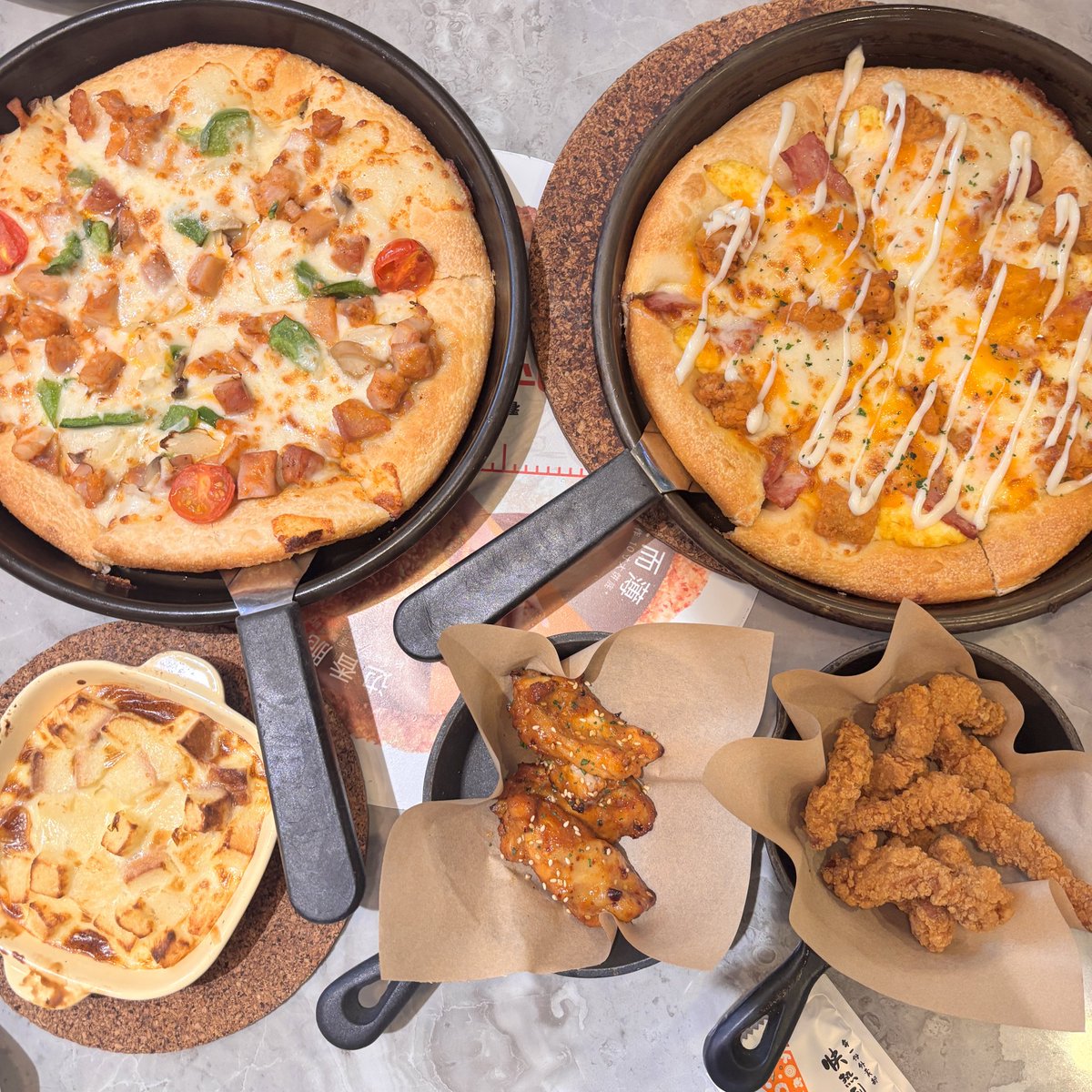 ShanQing1996's tweet image. 【Today's Tiny Beautiful Exhibit】The Two Faces of Food.
Side A: the classic taste of a global chain — Pizza Hut. Side B: the soul of the neighborhood, just a 5-minute walk away — Mala Xiang Guo.  Both are the real flavors of life.
#MuseumOfDailyLife #FoodDiary #GlobalAndLocal