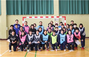 HKFA_technical's tweet photo. 今年度の女子サッカーデーは、日本サッカー殿堂の半田悦子さんを講師にお迎えし、ウォーキングフットボール体験と「仲間」をテーマにご講演いただきました。
女子サッカー黎明期を支えてきた経験と、未来への想いから多くの学びを得ることができました！ https://t.co/MOEOc9EQn3