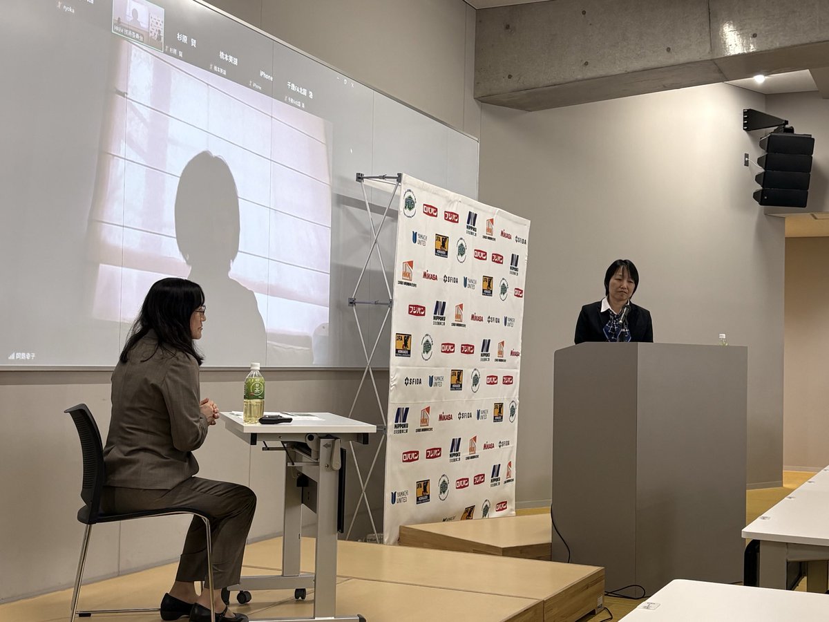 HKFA_technical's tweet photo. 今年度の女子サッカーデーは、日本サッカー殿堂の半田悦子さんを講師にお迎えし、ウォーキングフットボール体験と「仲間」をテーマにご講演いただきました。
女子サッカー黎明期を支えてきた経験と、未来への想いから多くの学びを得ることができました！ https://t.co/MOEOc9EQn3