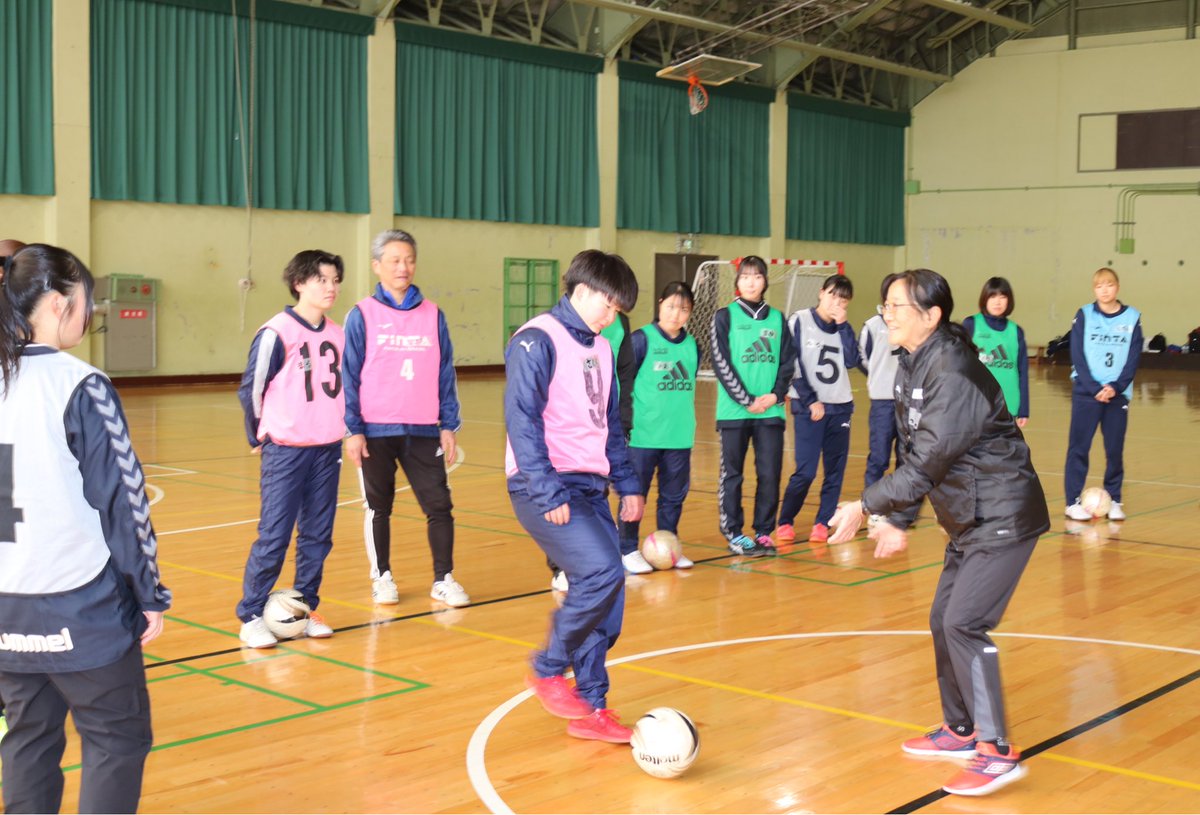 HKFA_technical's tweet photo. 今年度の女子サッカーデーは、日本サッカー殿堂の半田悦子さんを講師にお迎えし、ウォーキングフットボール体験と「仲間」をテーマにご講演いただきました。
女子サッカー黎明期を支えてきた経験と、未来への想いから多くの学びを得ることができました！ https://t.co/MOEOc9EQn3