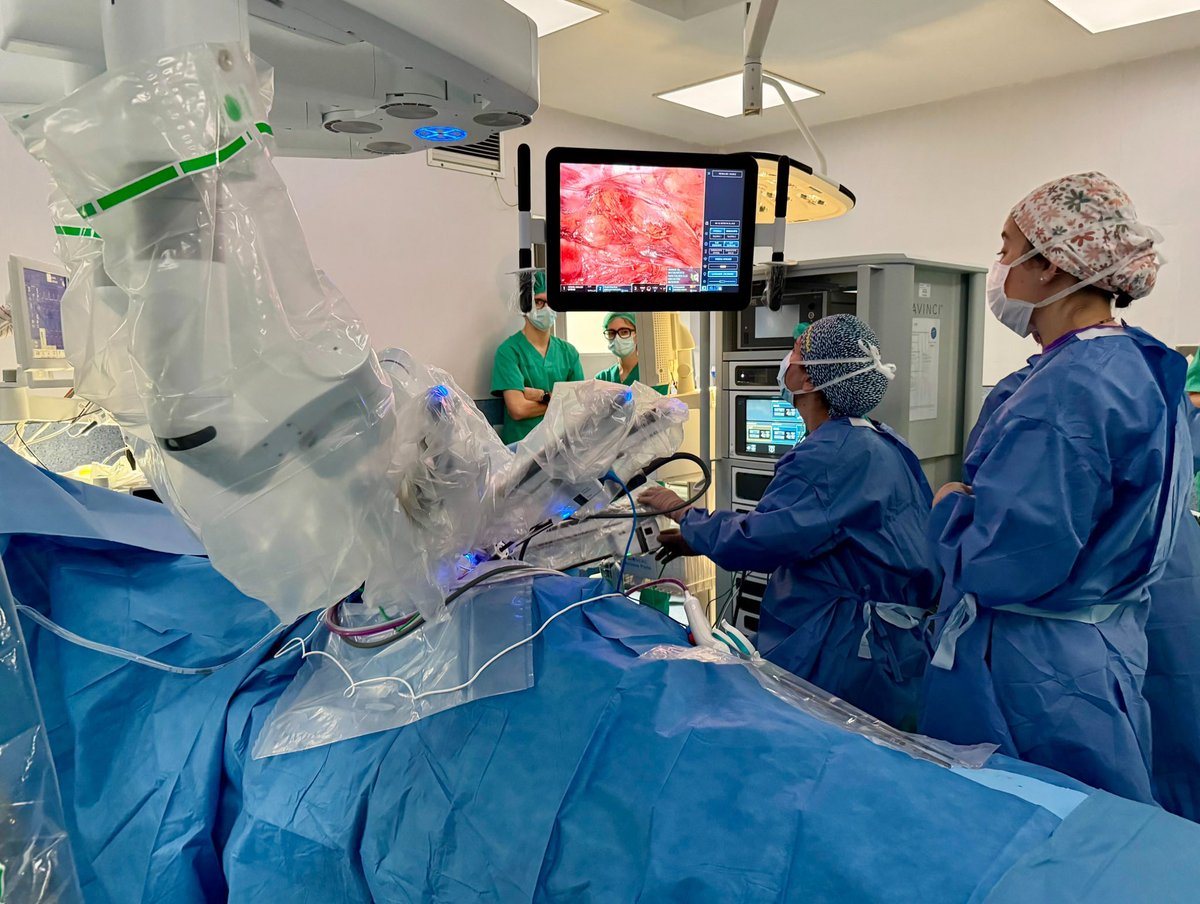 🏥🤖El Hospital Doctor Peset incorpora con éxito la cirugía robótica para tratar el cáncer de esófago 

🔝Es el primer hospital de la Comunitat Valenciana que utiliza la plataforma da Vinci para tratar esta patología oncológica poco frecuente. 

🔗 doctorpeset.san.gva.es/es/-/l-hospita…