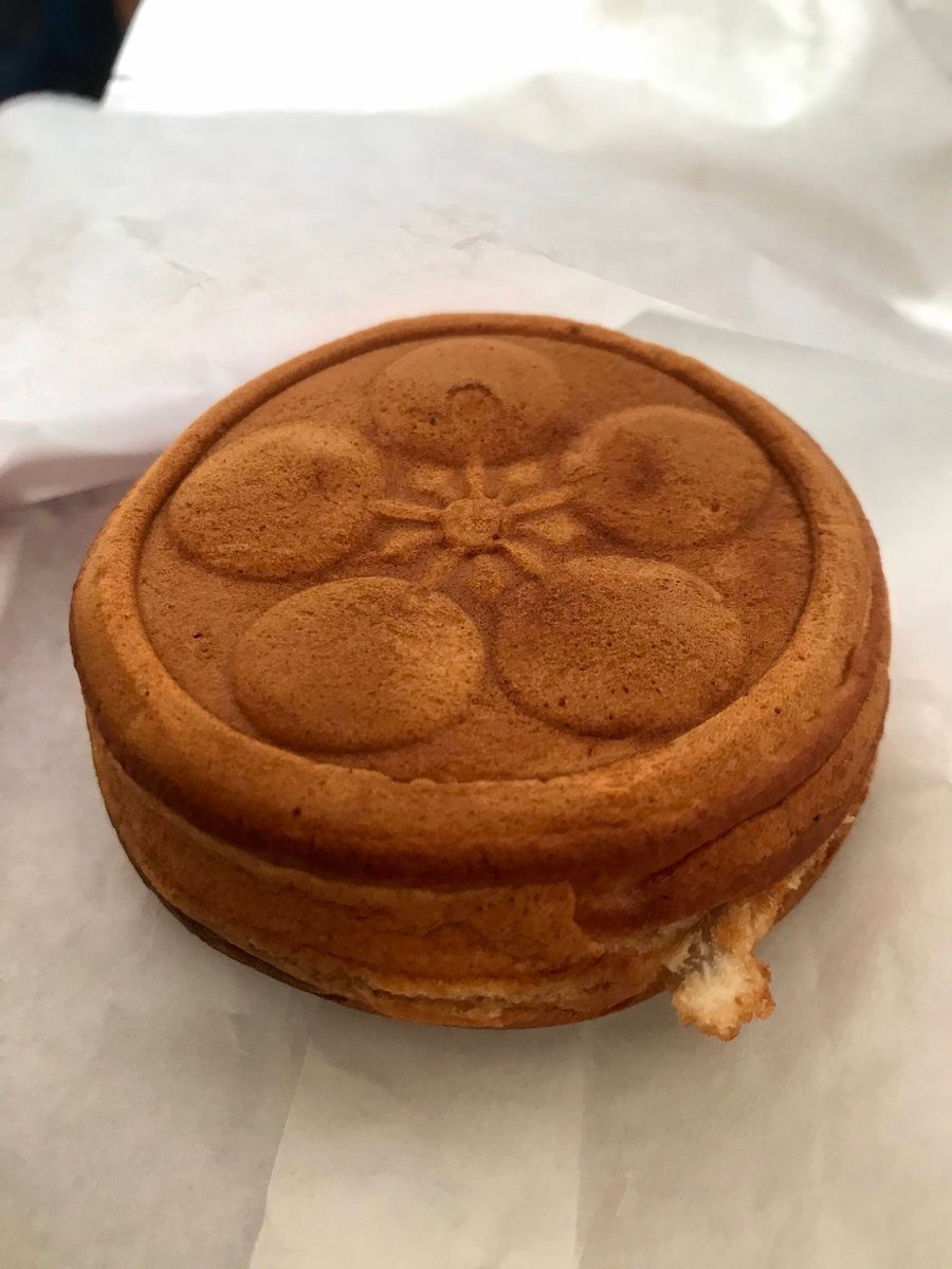 naralocalbot's tweet photo. 御座候とも大判焼きとも今川焼きとも回転焼きとも呼ばれる食べ物に天理教のマークがついた、『御紋焼』が天理にある
#奈良の豆知識 https://t.co/lypfVocXbC