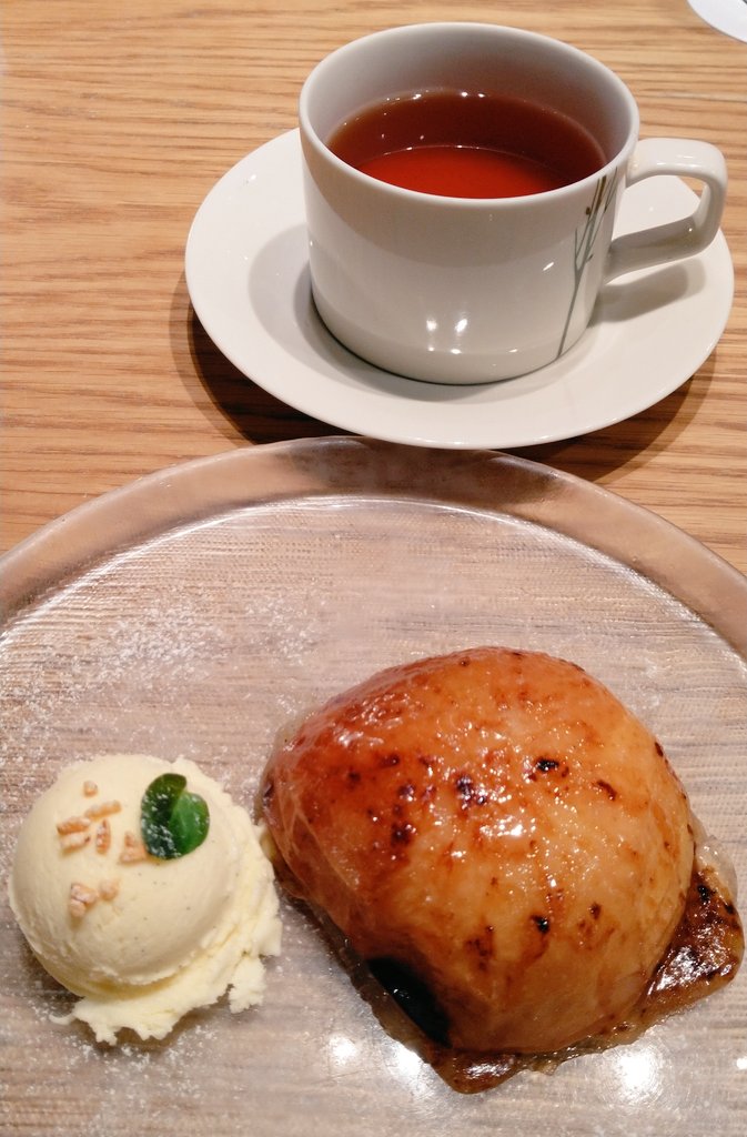 食欲旺盛な我々は、お茶をしばくべくみのるダイニングへ向かった。焼きリンゴのバニラアイス沿え🍎🍨を堪能