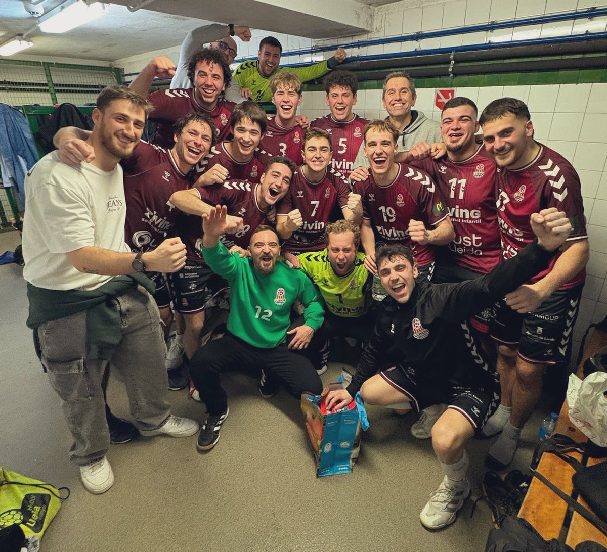 💪🏼 Victória èpica davant el líder per continuar amb la ratxa de 17 partits invictes a casa!!!
Lleida HC 30⚔️29 BM La Roca B.
#AscensLligaCatOr