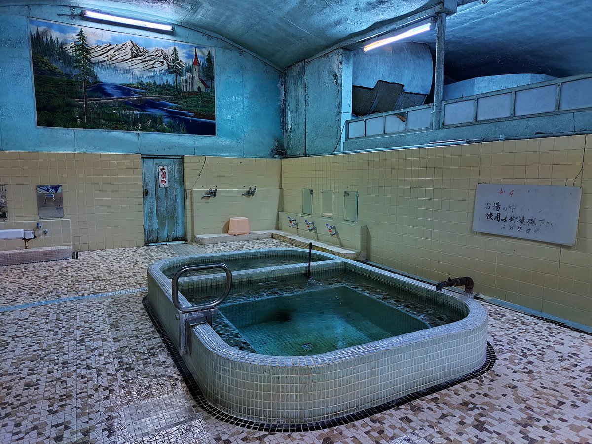 Framboise_305's tweet photo. 尾道の大宮湯はこれまでで最も心に残る銭湯。のれんをくぐると本当に時空を超えて昭和の世界へ行ける。今すぐにでも再訪したい。尾道はとても深い。とても… https://t.co/jh9NKZ1Kbw