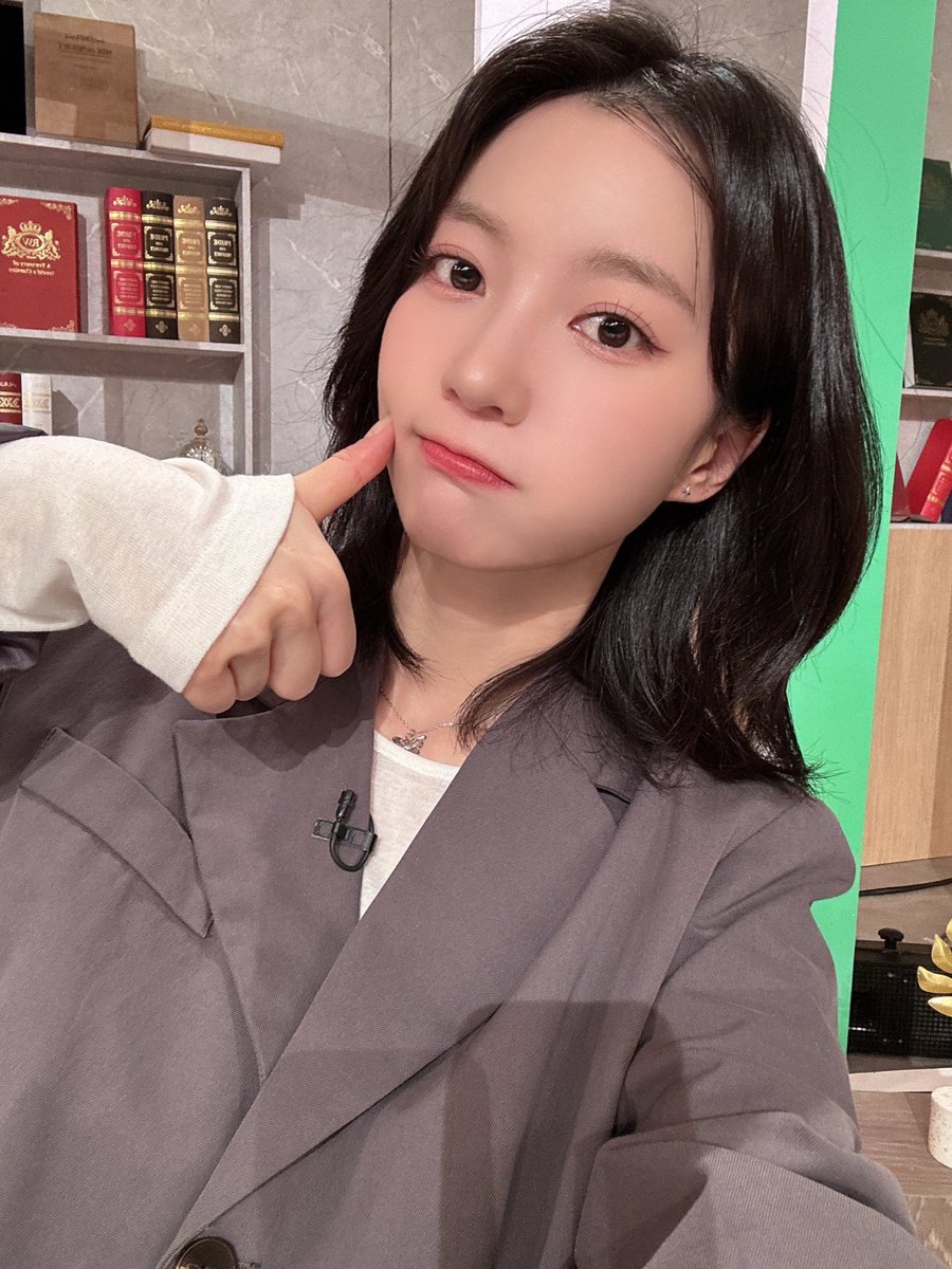 8_OHMYGIRL's tweet photo. [#OHMYAir] 잠시 후 7시 10분, 'KBS1 이슈 Pick, 쌤과 함께'에 #유빈 이 출연합니다🥰 2월의 시작도 유빈이와 이슈픽에서 함께해 주세요💖

#오마이걸 #OHMYGIRL #OMG https://t.co/MixGFVpssv