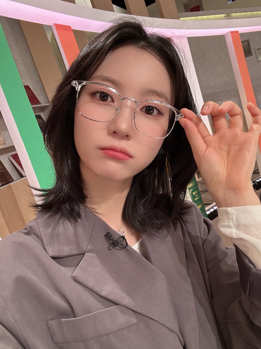8_OHMYGIRL's tweet photo. [#OHMYAir] 잠시 후 7시 10분, 'KBS1 이슈 Pick, 쌤과 함께'에 #유빈 이 출연합니다🥰 2월의 시작도 유빈이와 이슈픽에서 함께해 주세요💖

#오마이걸 #OHMYGIRL #OMG https://t.co/MixGFVpssv